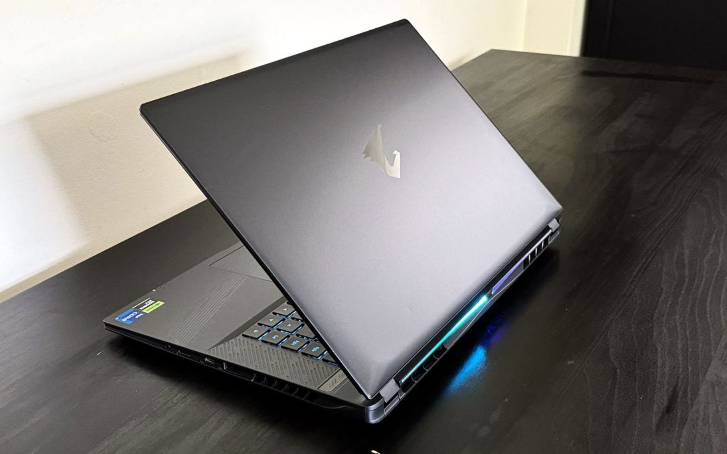 AORUS 16X trang bị viên pin dung lượng 99Wh, vượt trội so với các đối thủ chỉ đạt 80-90W