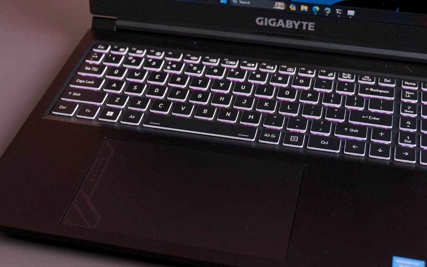 Bàn phím full-size, tích hợp LED RGB một vùng, có thể tùy chỉnh màu qua phần mềm Gigabyte Control Center