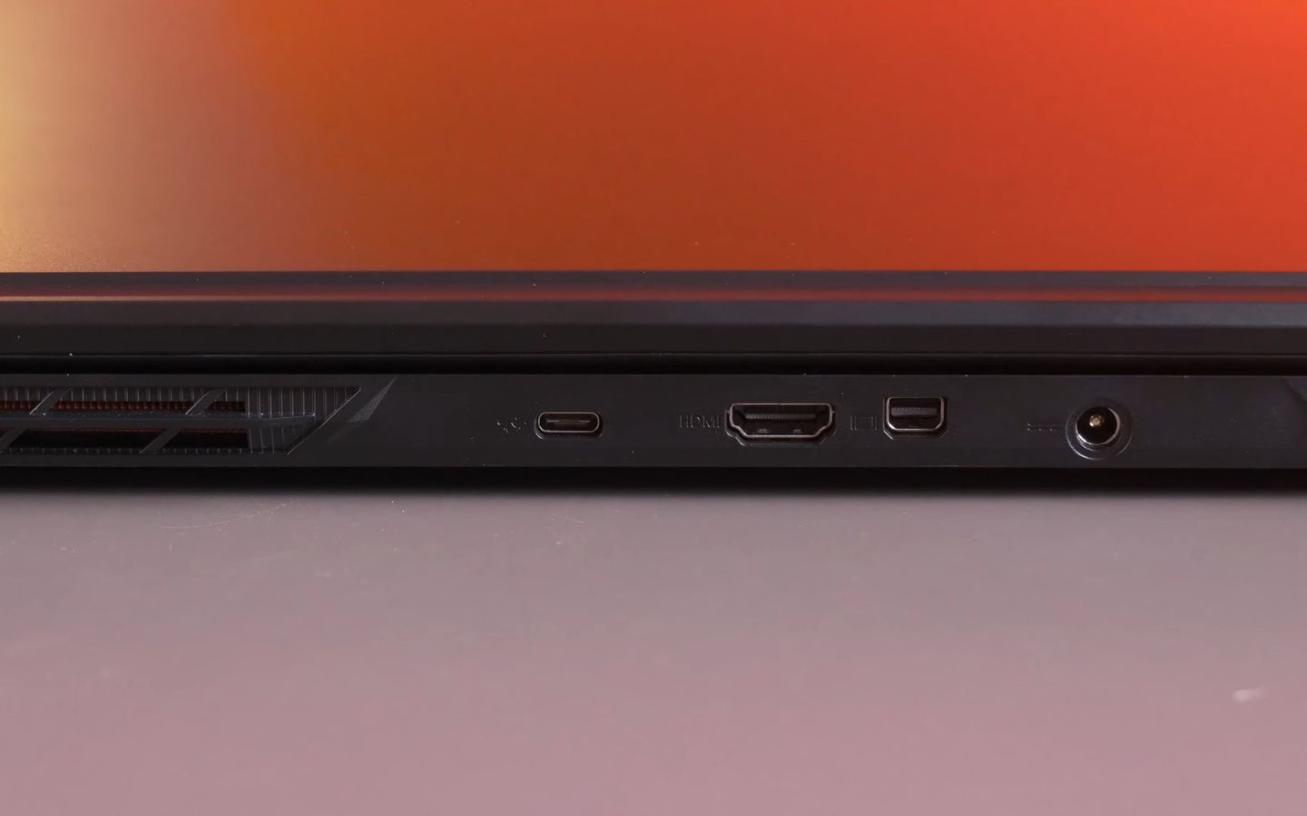 Phía sau máy có cổng nguồn, DisplayPort và HDMI, hỗ trợ xuất hình chất lượng cao, giữ dây cáp gọn gàng