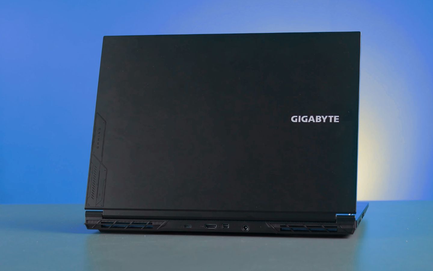 Máy sở hữu ngoại hình vuông vức, tương tự dòng Gigabyte G5, với phong cách tối giản nhất có thể cho một chiếc laptop gaming năm 2025