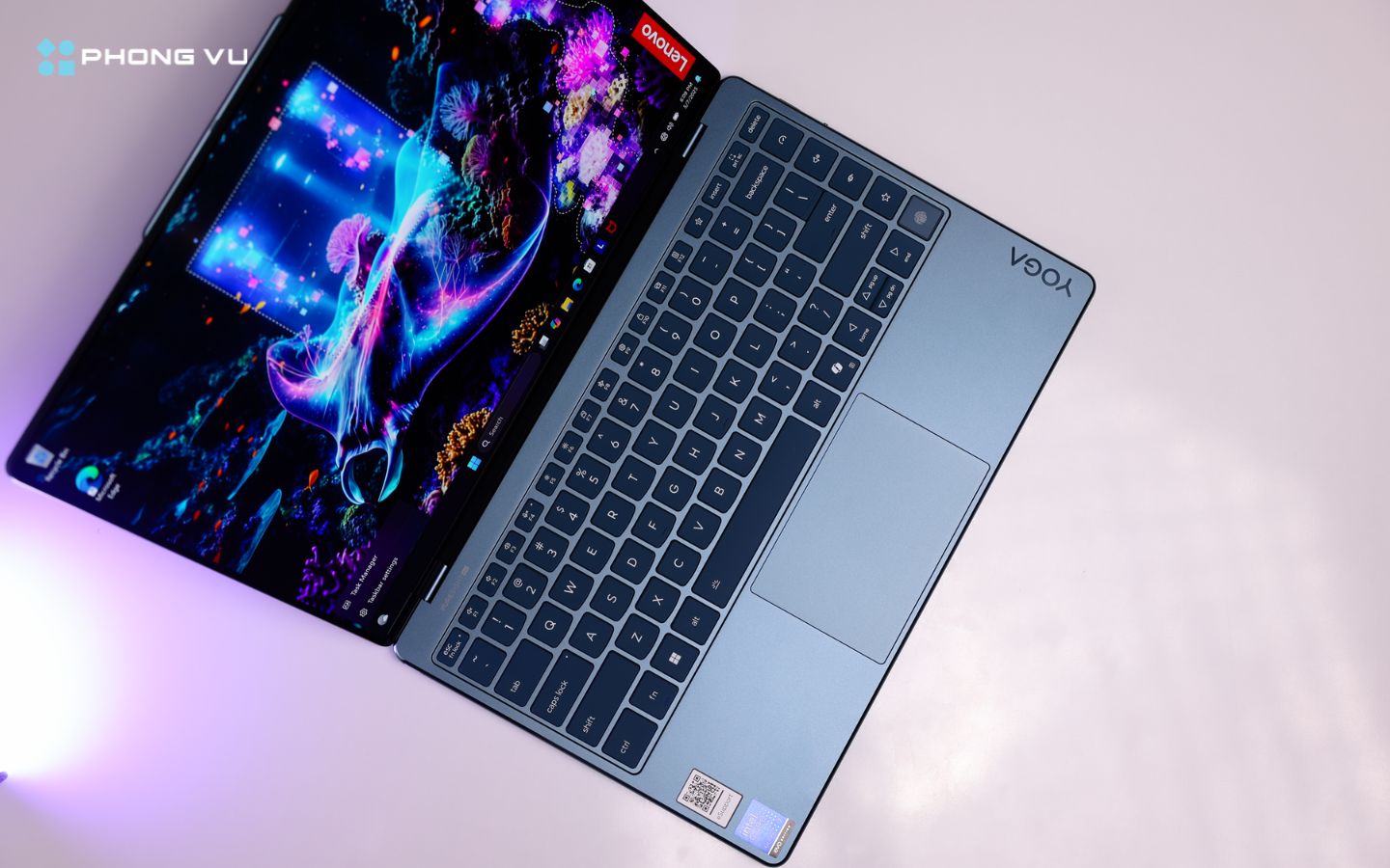 Bản lề của máy được thiết kế mượt mà, cho phép mở bằng một tay mà không gây rung lắc