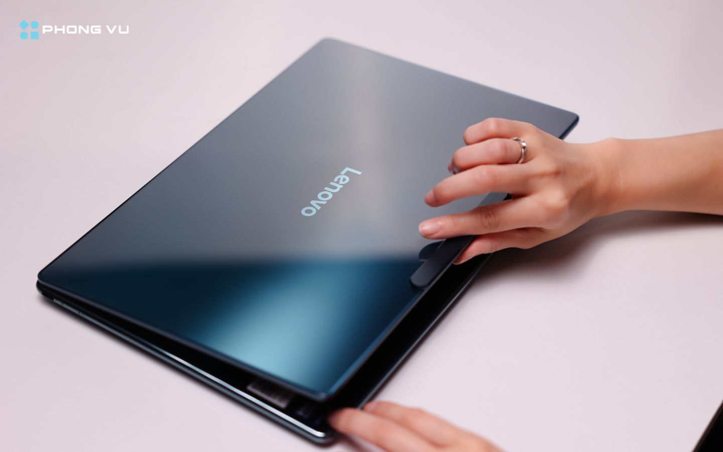 Trong Cinebench R23, máy đạt 1,850 điểm đơn nhân và 9,200 điểm đa nhân