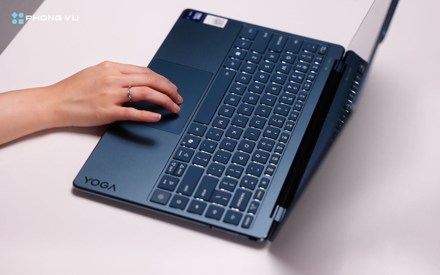 Yoga Slim 9 14ILL10 vẫn gây bất ngờ với khả năng chơi game nhờ GPU Intel Arc Graphics 140V