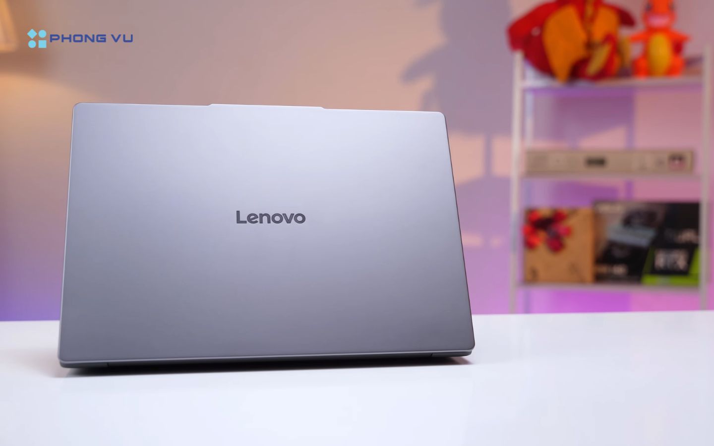 IdeaPad Slim 3 mang thiết kế tối giản, cạnh bo tròn giống MacBook, trọng lượng 1.43 kg