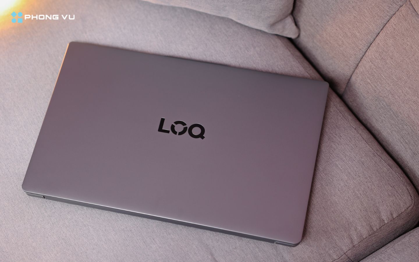 Lenovo LOQ Essential 15IAX9E sở hữu thiết kế hiện đại, đậm chất gaming nhưng vẫn toát lên sự tinh tế,