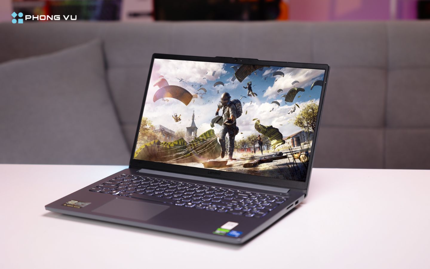  Máy được trang bị màn hình 15.6 inch Full HD (1920x1080) với tấm nền IPS, tần số quét 144Hz, độ sáng 300 nits và độ phủ màu 100% sRGB