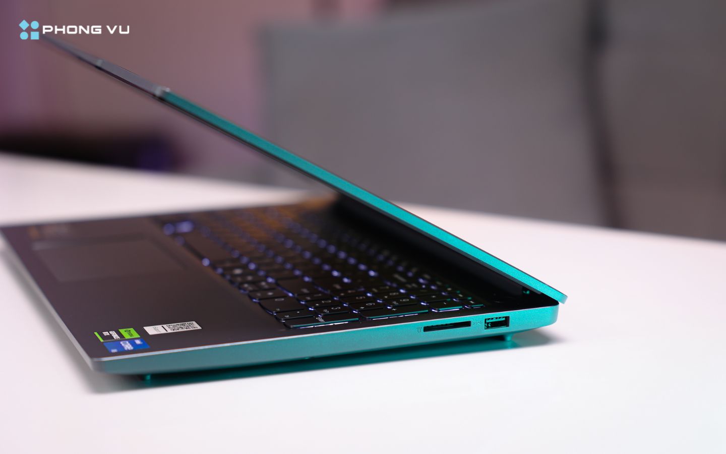 Lenovo LOQ Essential được trang bị đầy đủ cổng kết nối, đáp ứng tốt nhu cầu sử dụng đa dạng