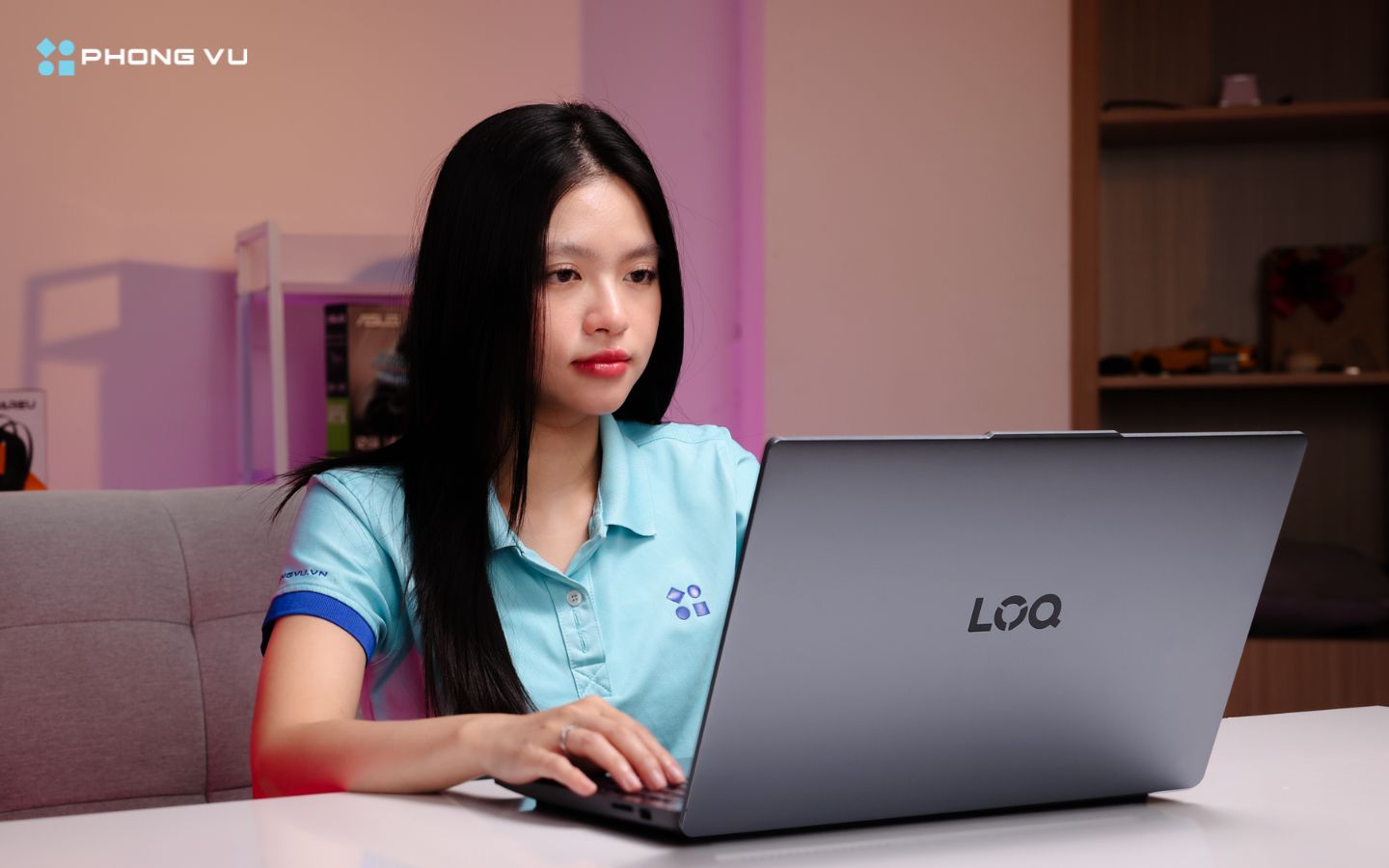 Với các tác vụ văn phòng như lướt web, soạn thảo văn bản hoặc xem YouTube ở độ sáng 50%, pin kéo dài khoảng 5-6 giờ