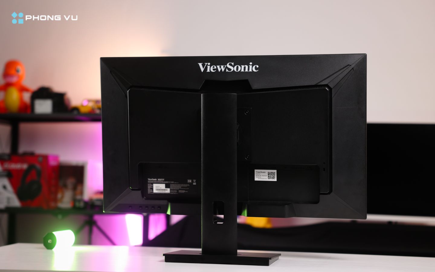 Đánh giá màn hình ViewSonic XG2737 27" IPS 520Hz Gsync chuyên game 2 Với thiết kế hình chữ V vững chãi, chân đế không chỉ đảm bảo độ ổn định mà còn tối ưu hóa không gian bàn làm việc
