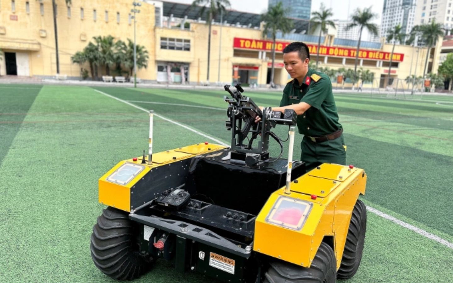 TS Lê Bá Chung giới thiệu mẫu robot Warthog được cải tiến từ robot thương mại sẵn có thành robot chiến đấu ứng dụng AI (Nguồn: Internet)