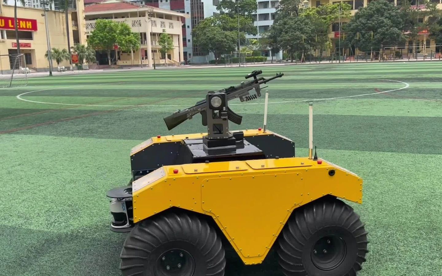 Robot được cấu thành từ thân robot tích hợp nhiều cảm biến và hệ thống vũ khí phía trên