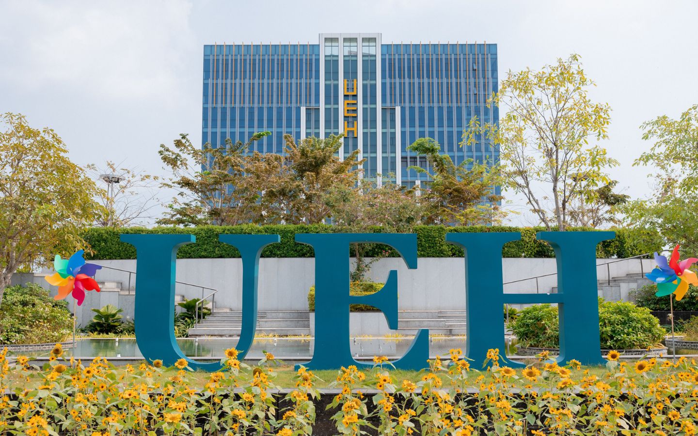 Đại học Kinh tế TPHCM (UEH) nổi bật trong các lĩnh vực kinh tế, kinh doanh, quản lý và luật