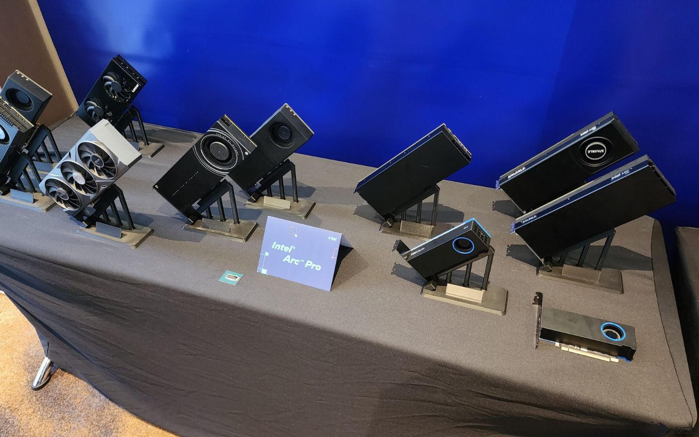 Cả 2 dòng GPU này của Intel đều tương thích đa nền tảng