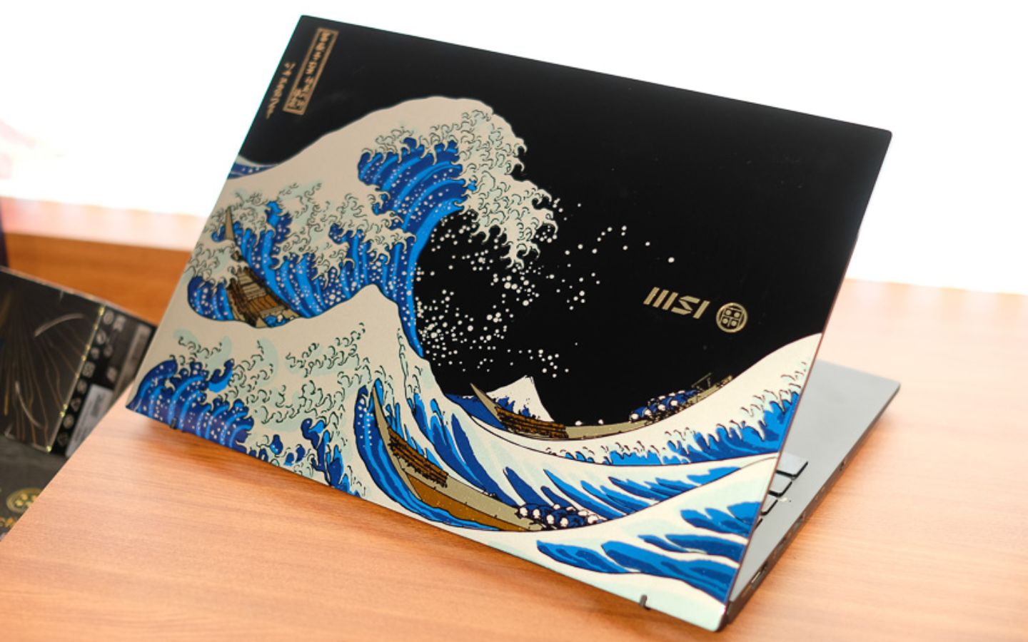 Khi laptop hóa thành tác phẩm nghệ thuật với những tính năng vượt trội