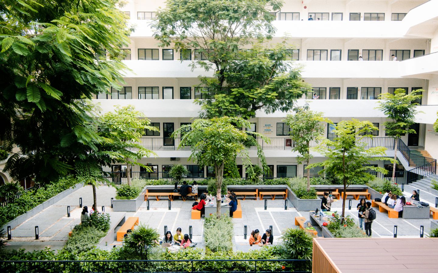 Khuôn viên trường hiện đại và tiện ích cho sinh viên