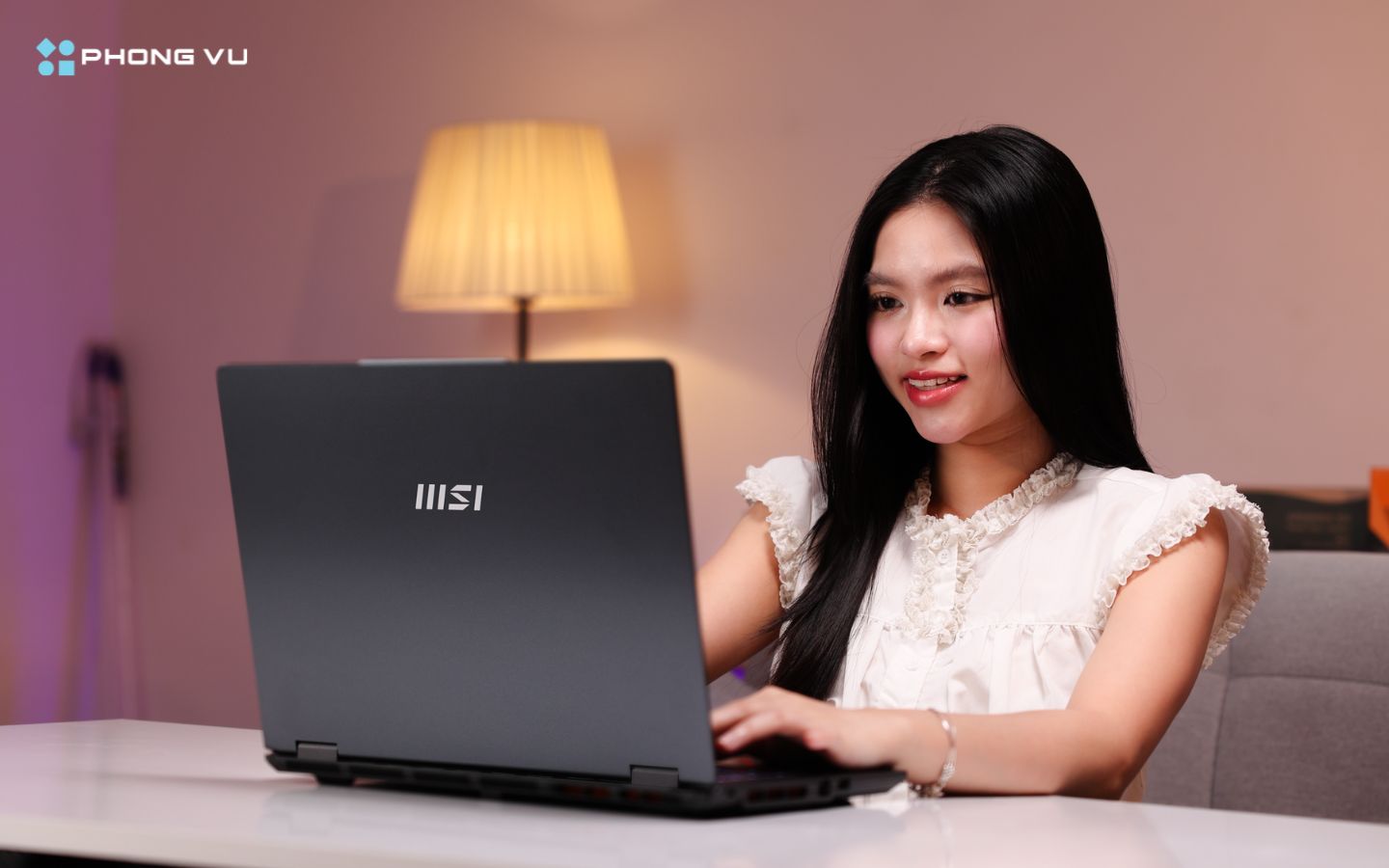 MSI Venture 14 AI A1M được trang bị cấu hình mạnh mẽ, hướng đến cả hiệu năng lẫn khả năng xử lý AI