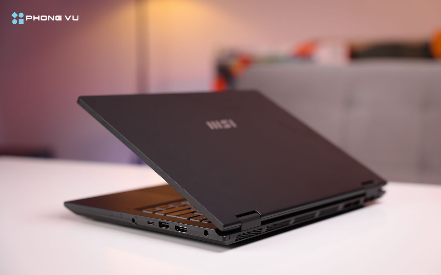 MSI Venture 14 AI A1M trang bị các khe tản nhiệt thông minh