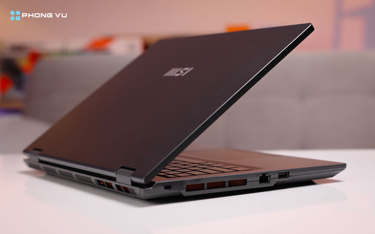 MSI Venture 14 AI A1M được trang bị đầy đủ cổng kết nối