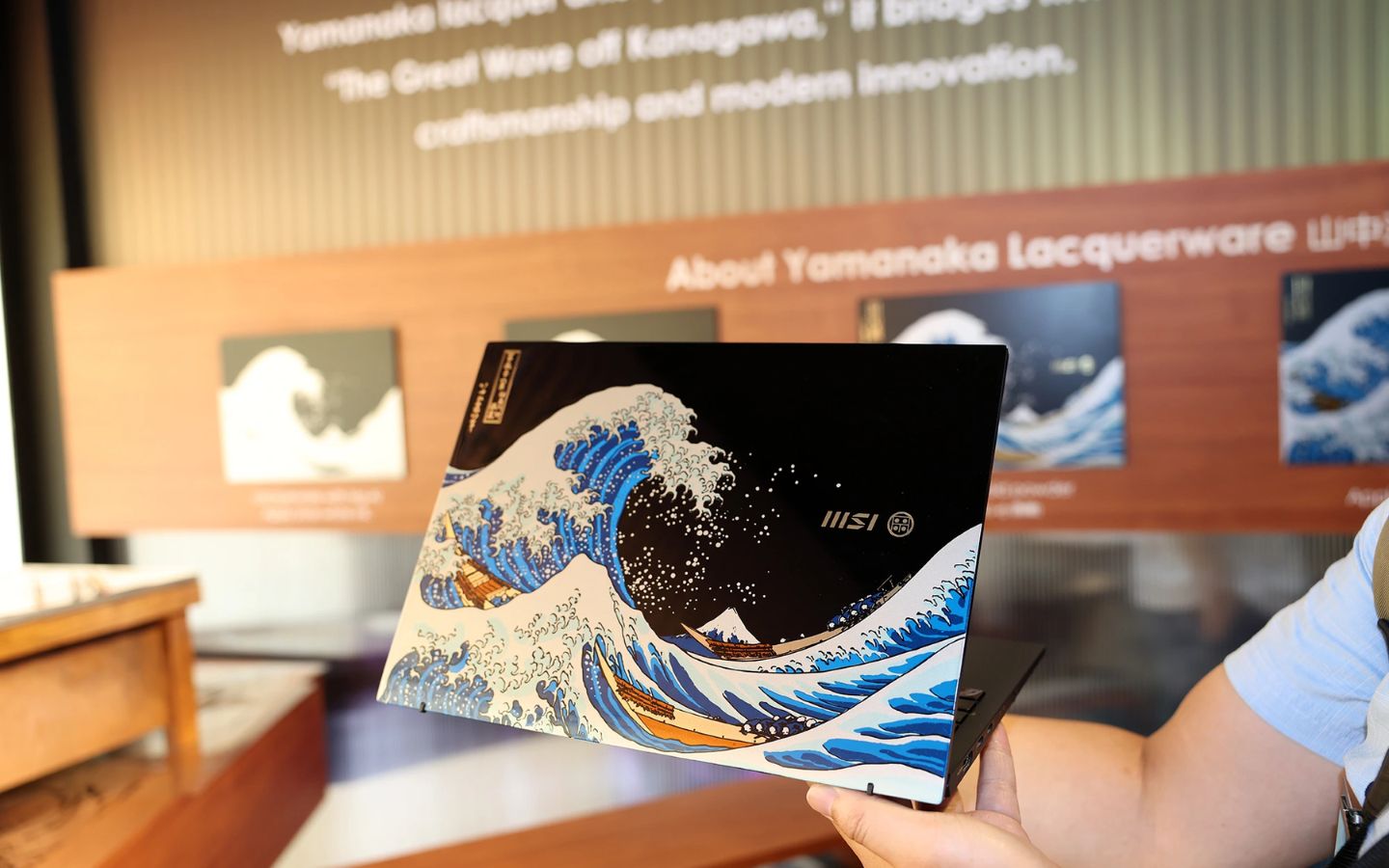 Kiệt tác chiếc laptop tranh sơn mài của MSI 