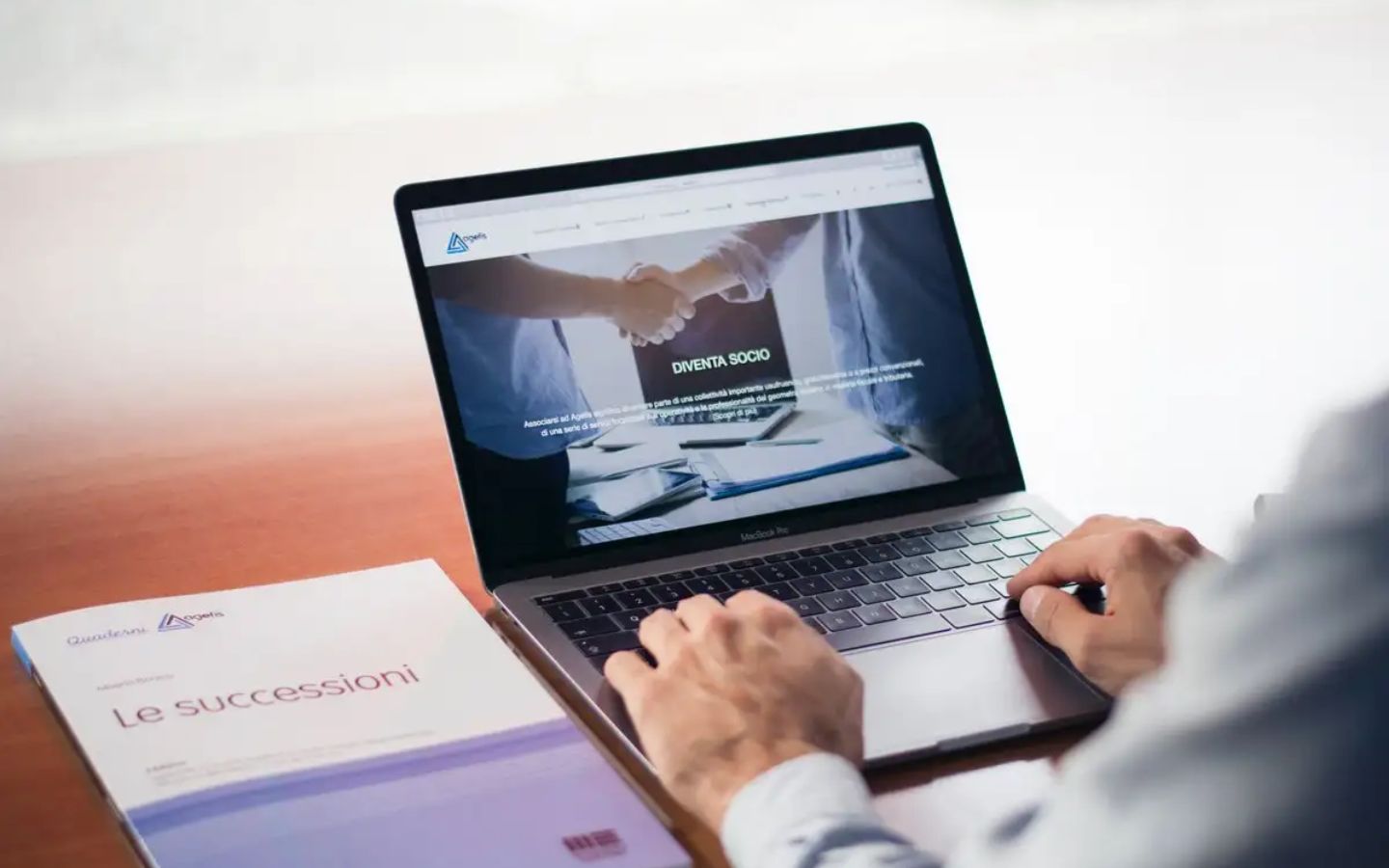  Liệu laptop văn phòng có card rời hay có card tích hợp sẽ đáp ứng tốt các tác vụ văn phòng bạn mong muốn