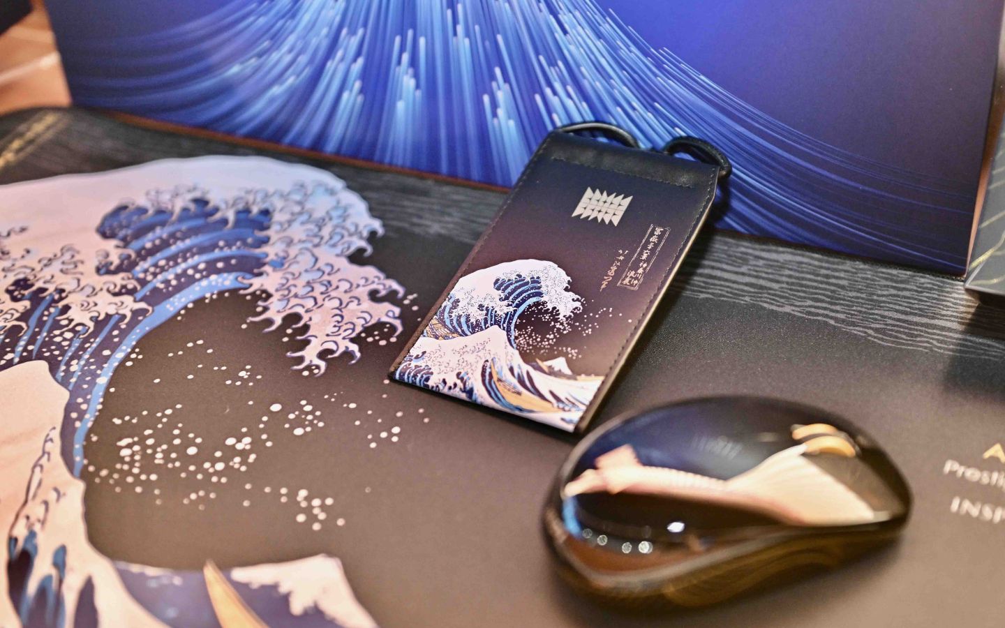 Phiên bản laptop kết hợp với tranh sơn mài tạo nên kệt tác vô cùng sống động