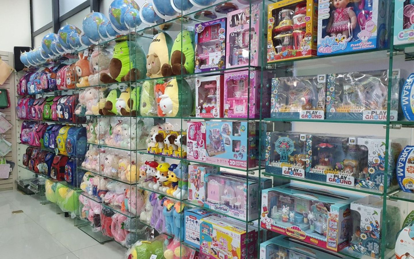 Phụ huynh có thể lựa chọn quà 1/6 cho con tại các cửa hàng lớn 