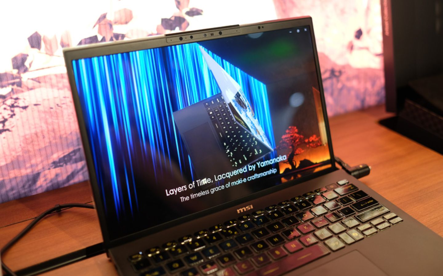 Màn hình OLED sắc nét, thiết kế siêu nhẹ