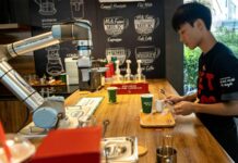 Robot đảm nhiệm pha chế và phục vụ tại một quán cà phê ở Hà Nội Robot pha chế và phục vụ tại quán cà phê Hà Nội (Nguồn: Internet)