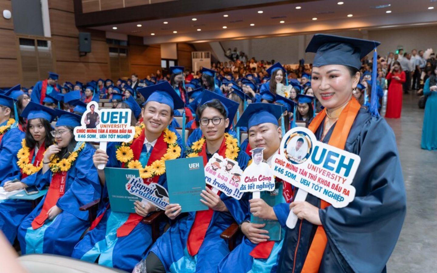Các bạn sinh viên UEH rạng rỡ với tấm bằng tốt nghiệp 
