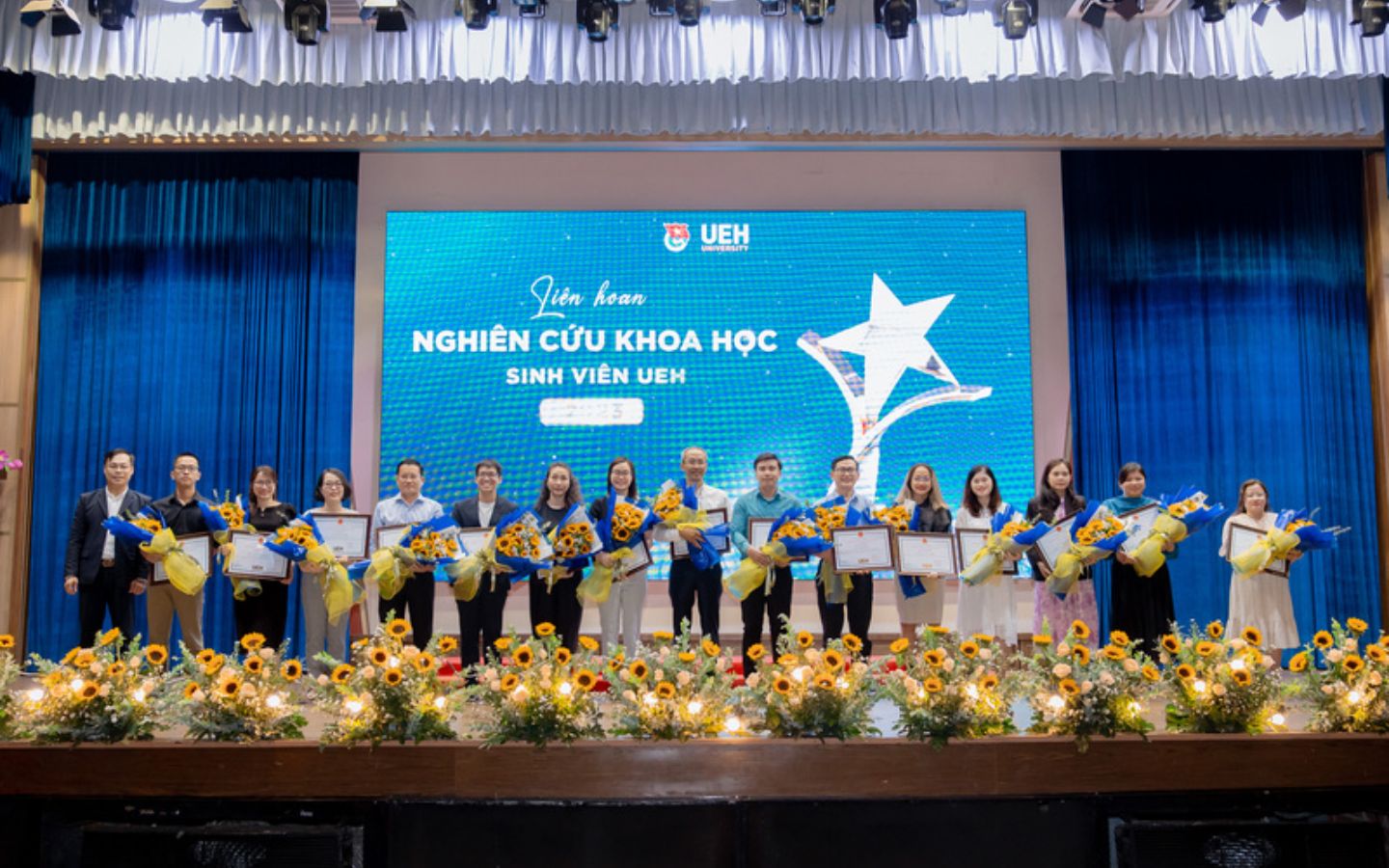 Trao giải thưởng cho sinh viên nghiên cứu khoa học