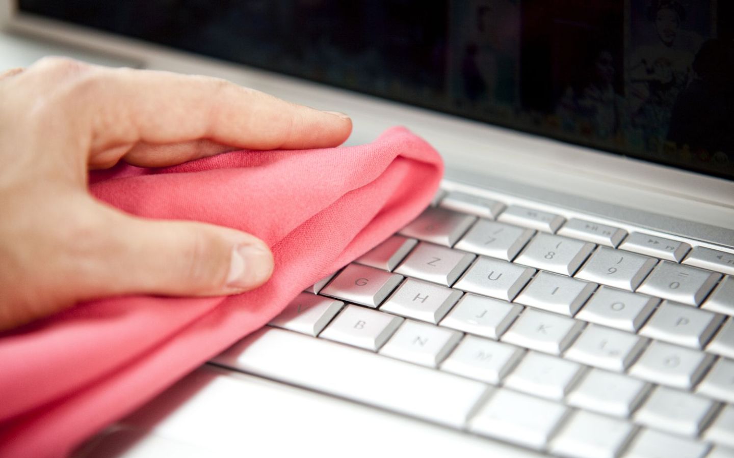 Bao lâu vệ sinh laptop 1 lần? Hướng dẫn vệ sinh laptop đúng cách 2 Bao lâu vệ sinh laptop 1 lần?