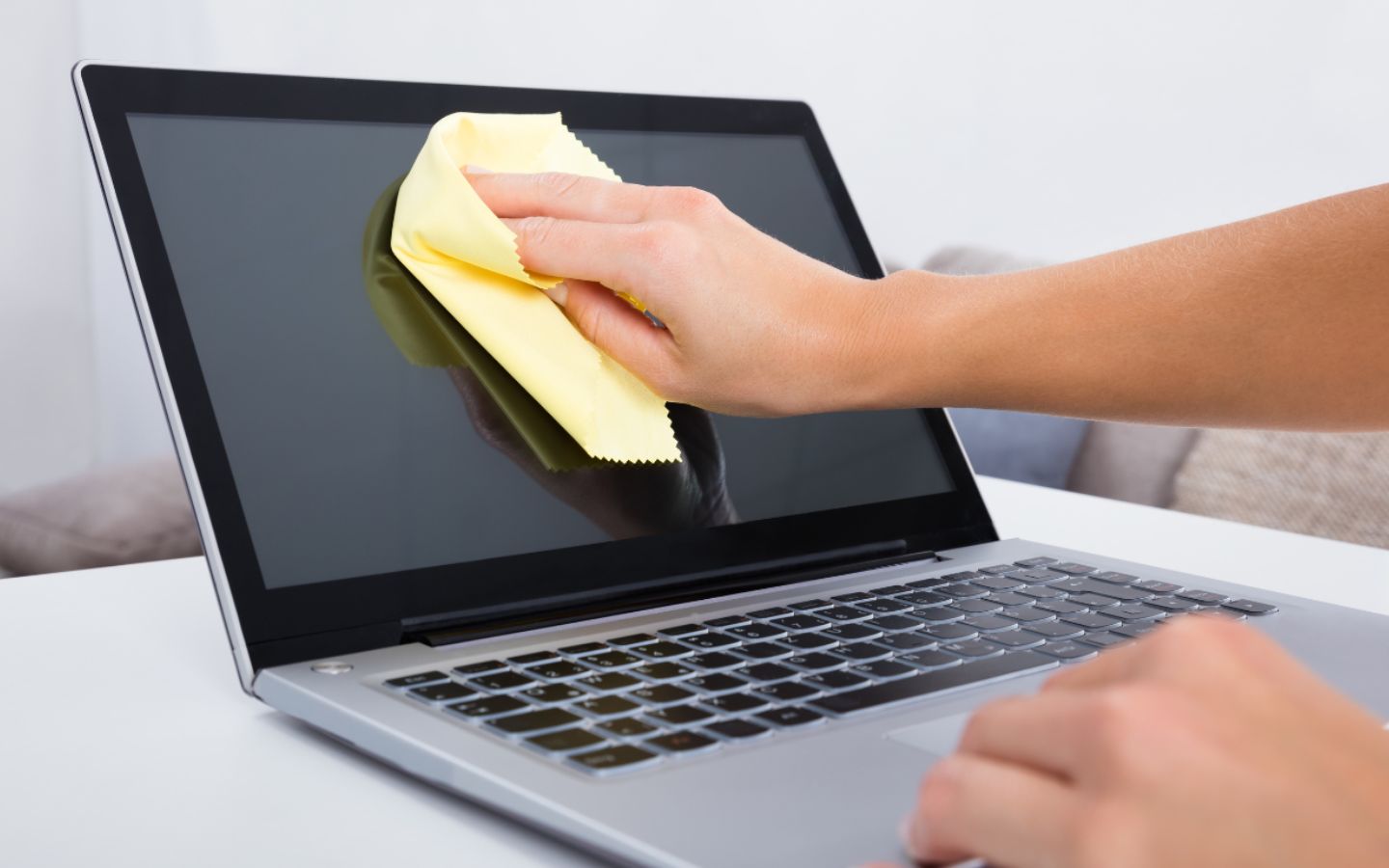 Bao lâu vệ sinh laptop 1 lần? Hướng dẫn vệ sinh laptop đúng cách 4 Quy trình vệ sinh bên ngoài laptop