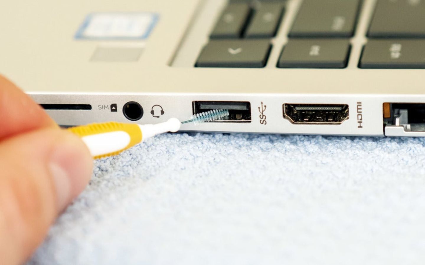 Bao lâu vệ sinh laptop 1 lần? Hướng dẫn vệ sinh laptop đúng cách 6 Quy trình vệ sinh bên ngoài laptop