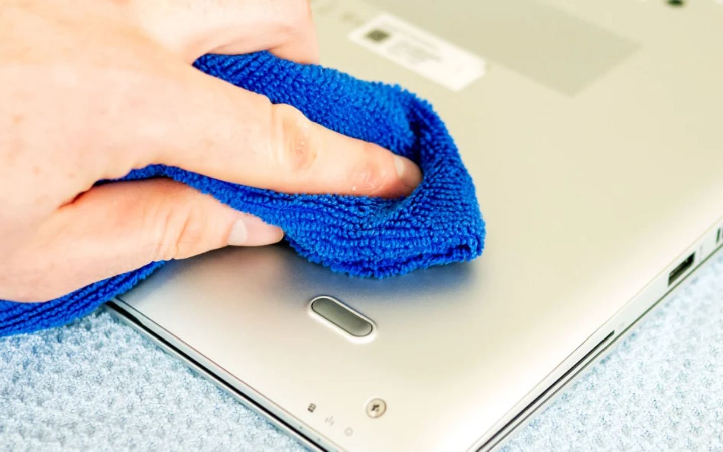 Bao lâu vệ sinh laptop 1 lần? Hướng dẫn vệ sinh laptop đúng cách 7 Quy trình vệ sinh bên ngoài laptop