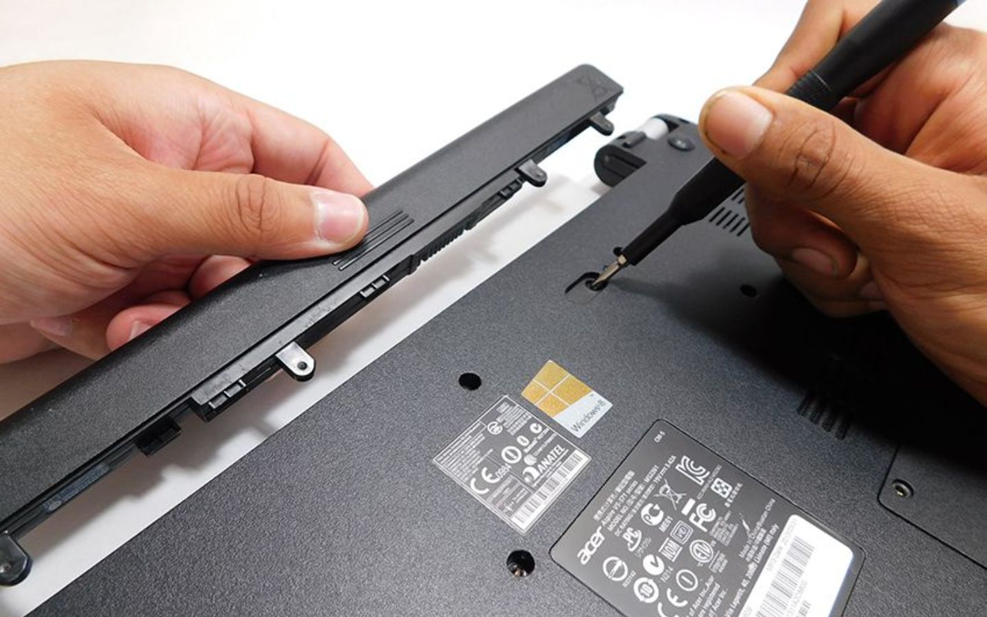 Bao lâu vệ sinh laptop 1 lần? Hướng dẫn vệ sinh laptop đúng cách 8 Quy trình vệ sinh bên ngoài laptop