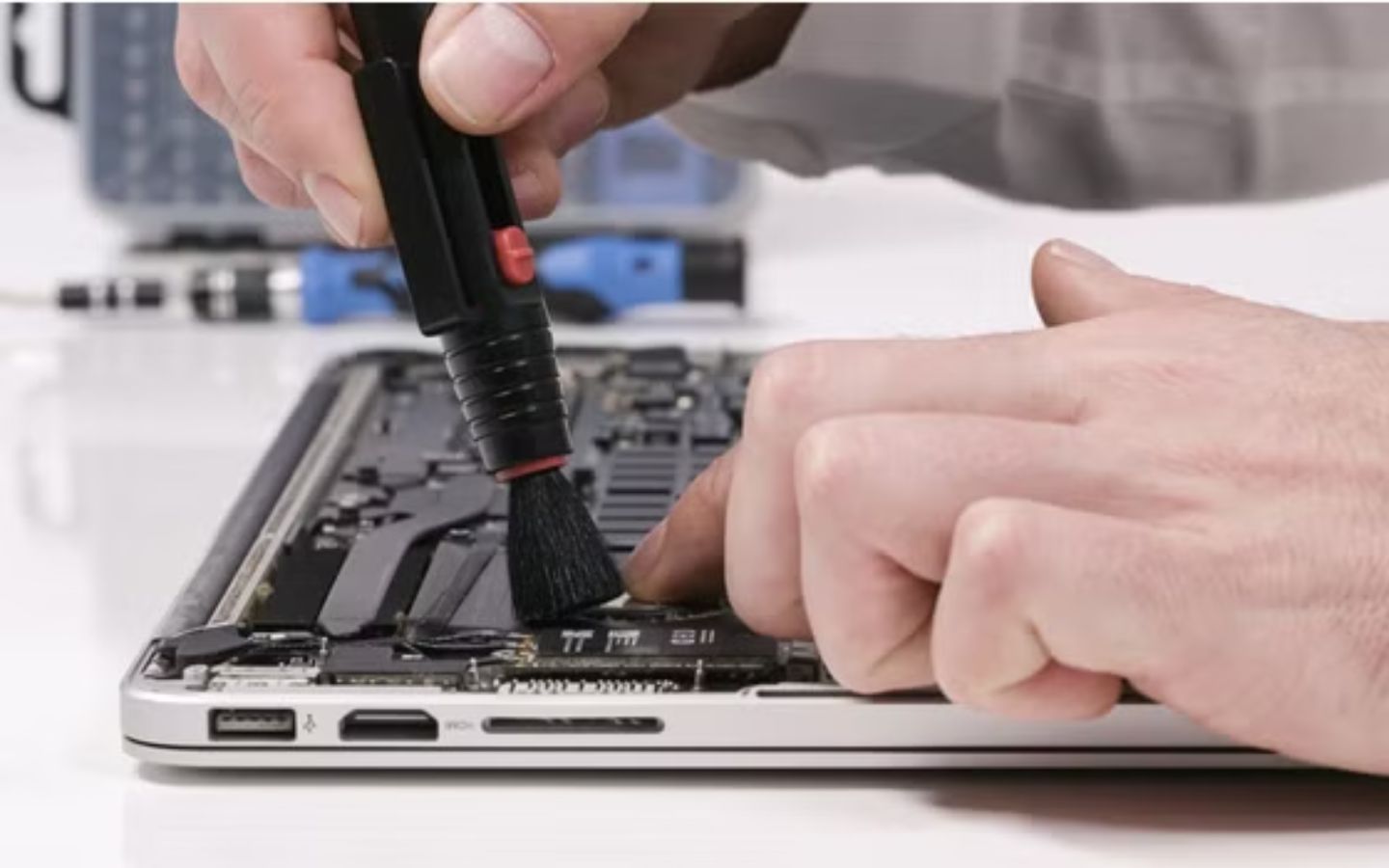 Bao lâu vệ sinh laptop 1 lần? Hướng dẫn vệ sinh laptop đúng cách 10 Quy trình vệ sinh bên ngoài laptop