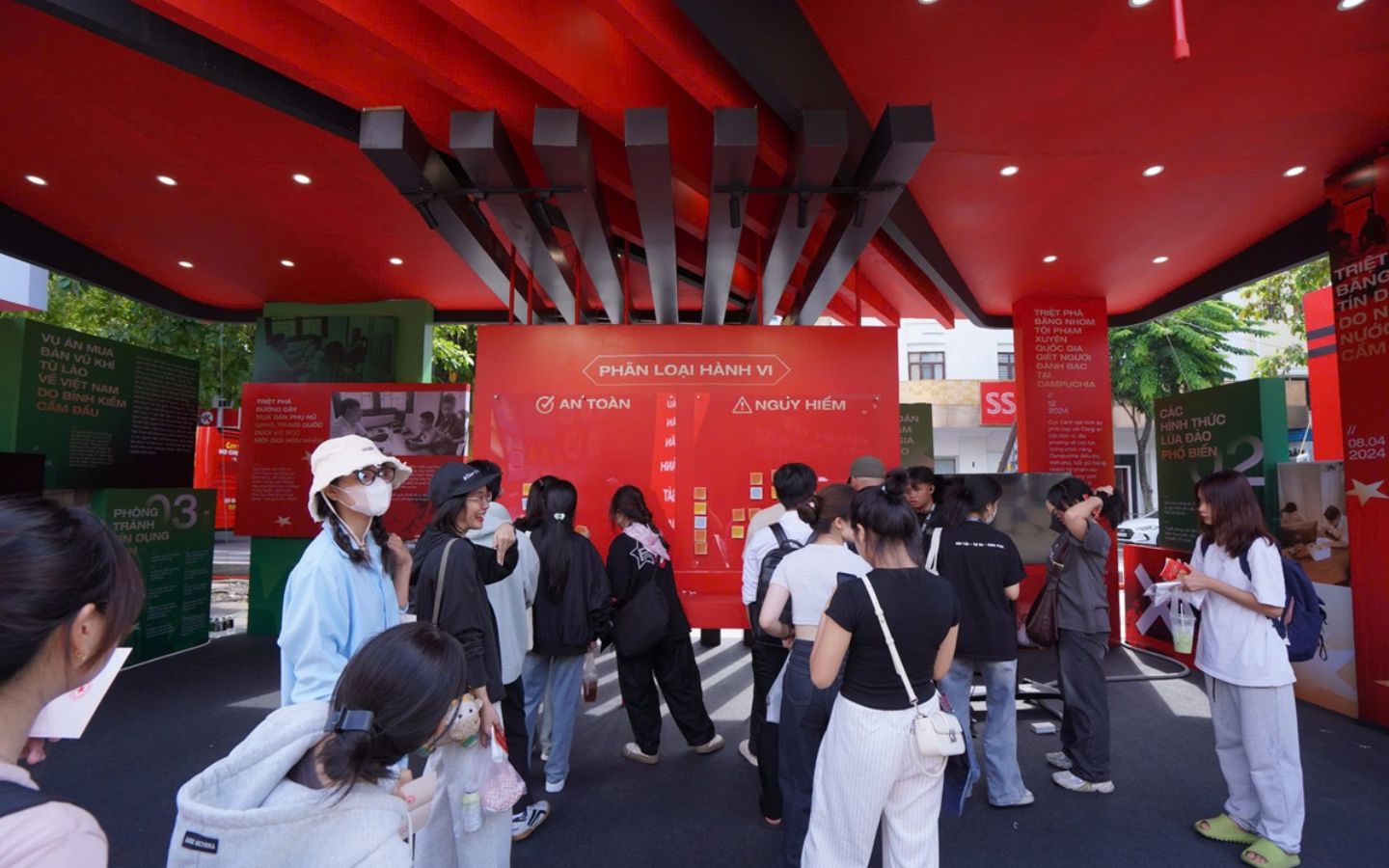 Cách nhận vé fanzone gala âm nhạc Vinh quang Công an Nhân dân tại TP.HCM miễn phí 2 Xếp hàng mua vé gala âm nhạc Vinh danh công an Nhân dân Việt Nam