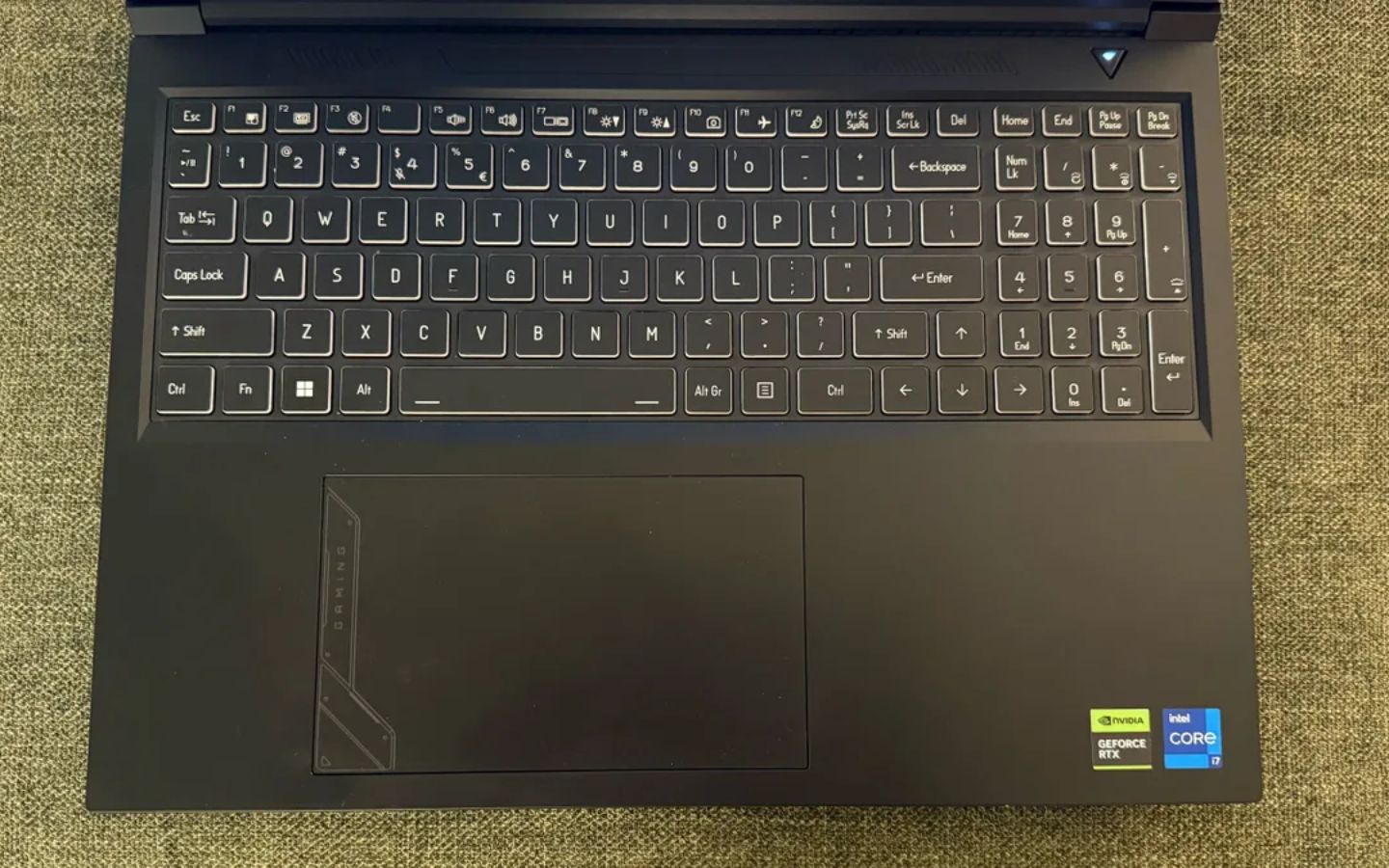 Bàn phím của G6 MF có kích thước đầy đủ, bao gồm bàn phím số và đèn nền RGB 15 màu tùy chỉnh