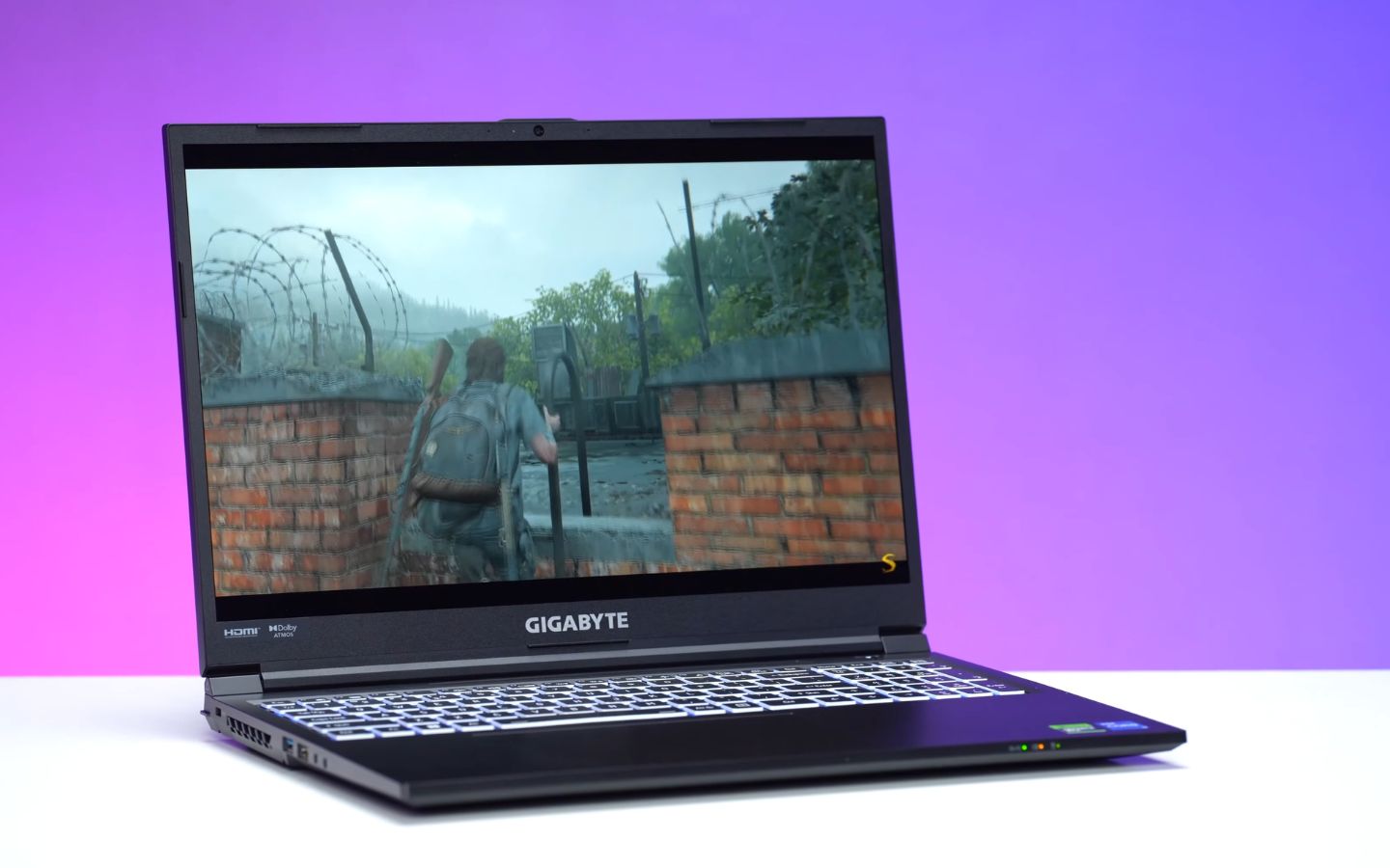 Màn hình khá tốt cho gaming, hạn chế về màu sắc