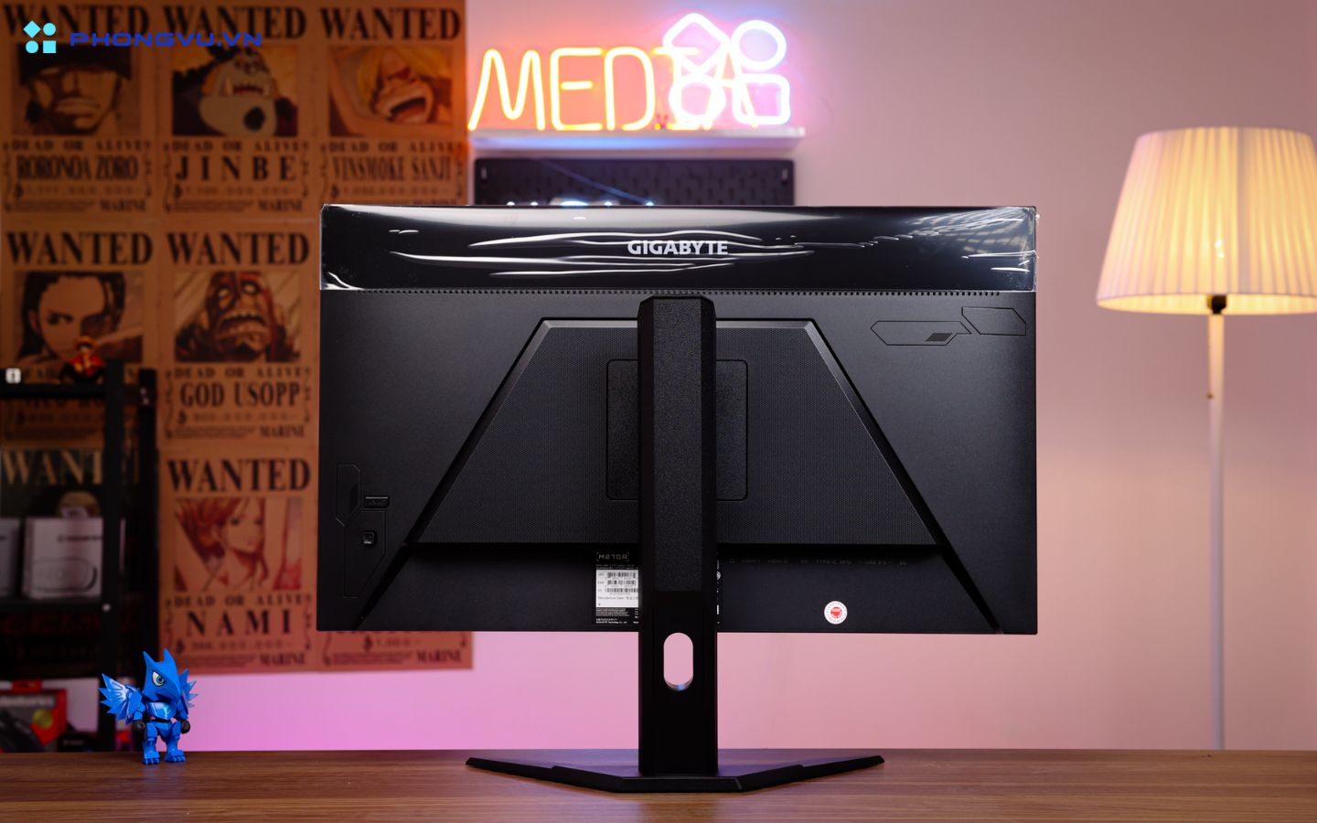  Thiết kế của M27QA không quá nổi bật nhưng thực dụng, phù hợp với người dùng ưu tiên tính năng hơn ngoại hình