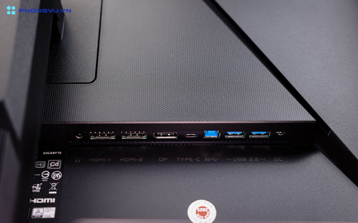 USB Type-C là điểm nhấn, cho phép sạc thiết bị hoặc kết nối trực tiếp với laptop rất tiện lợi