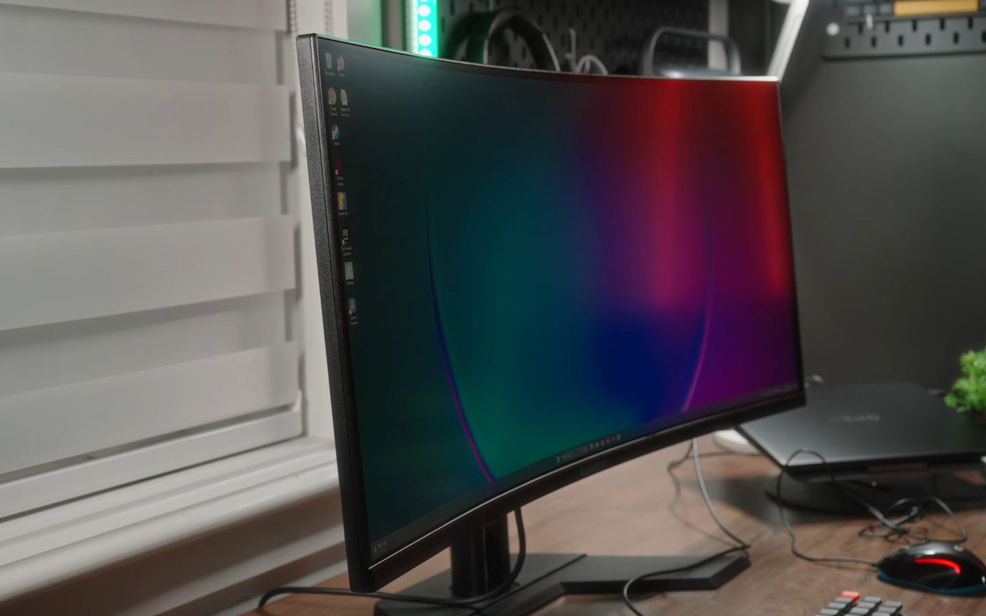 Gigabyte G34WQCP sử dụng tấm nền VA cong 34 inch, tỷ lệ khung hình 21:9, tạo không gian hiển thị rộng rãi