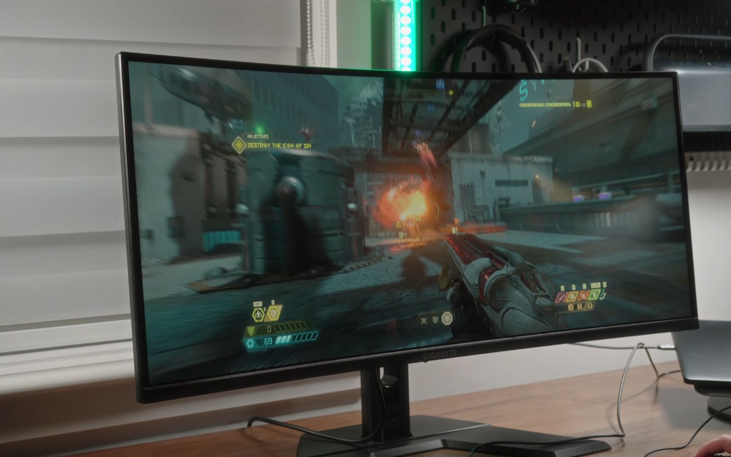 G34WQCP rất phù hợp cho chơi game với độ trễ tín hiệu (input lag) chỉ 1ms ở 180Hz, ngang hàng các màn hình cao cấp