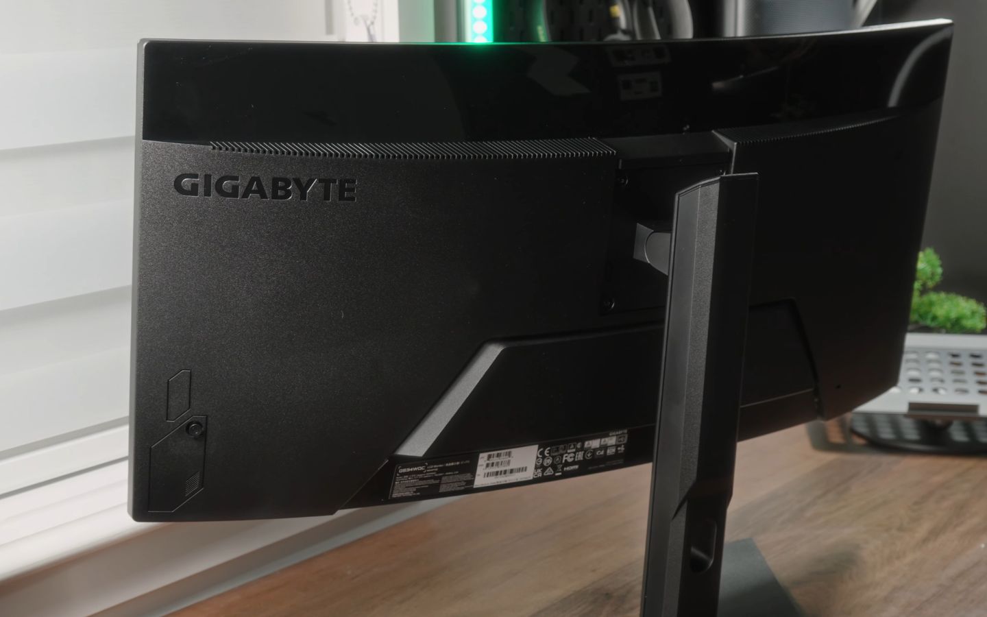 Chất lượng hoàn thiện được đánh giá cao, chân đế chắc chắn, không bị rung khi gõ phím hay chơi game