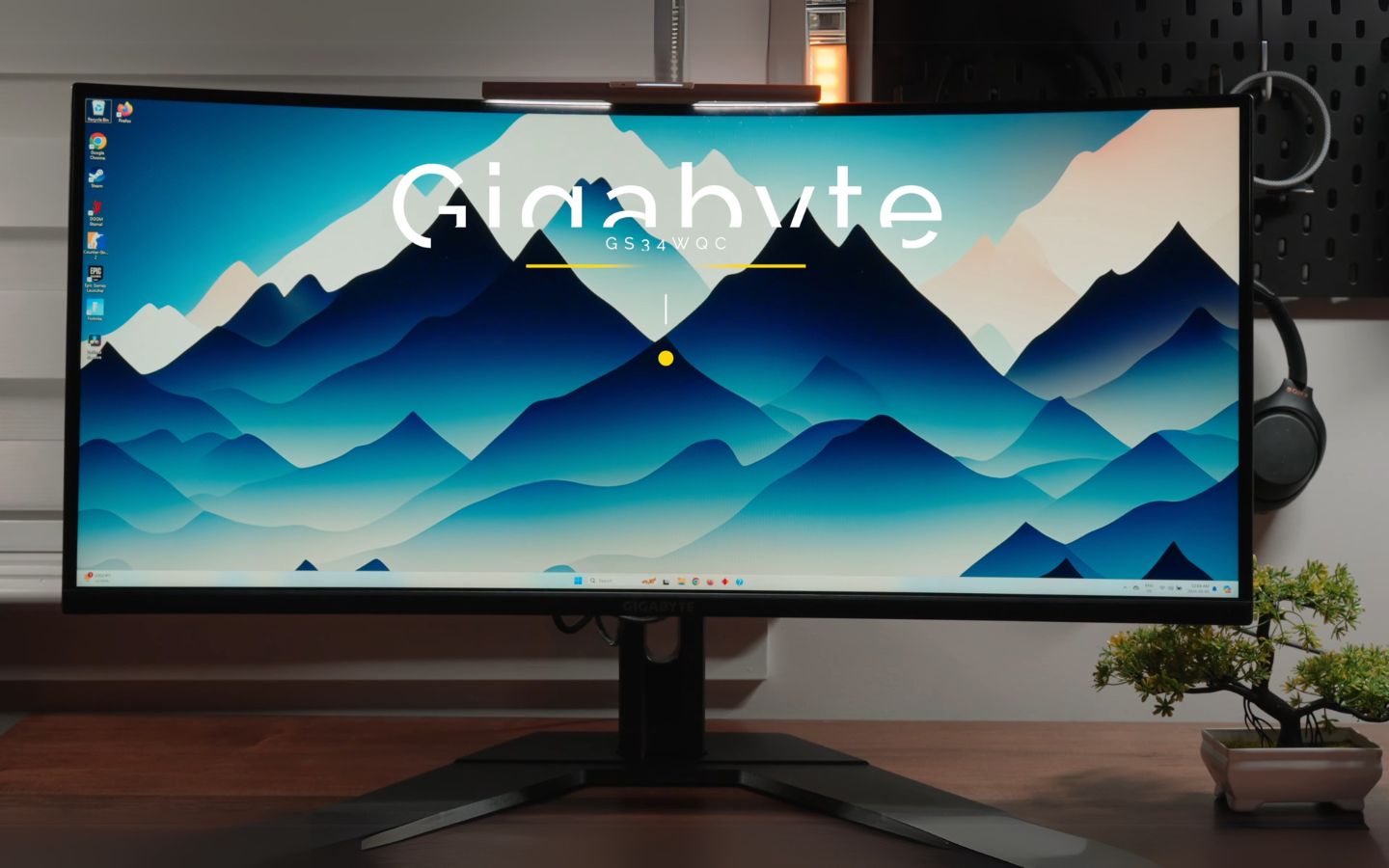 G34WQCP có thiết kế đơn giản với viền mỏng và chân đế đen mờ, dễ dàng phù hợp với mọi góc làm việc