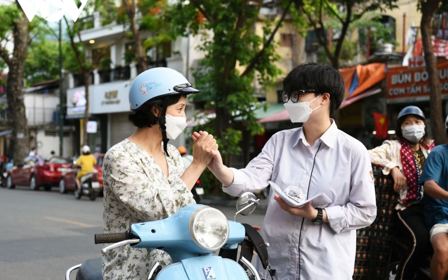 Hình ảnh đánh yêu giữa phụ huynh và thí sinh trong kỳ thi THPT Quốc gia 2025