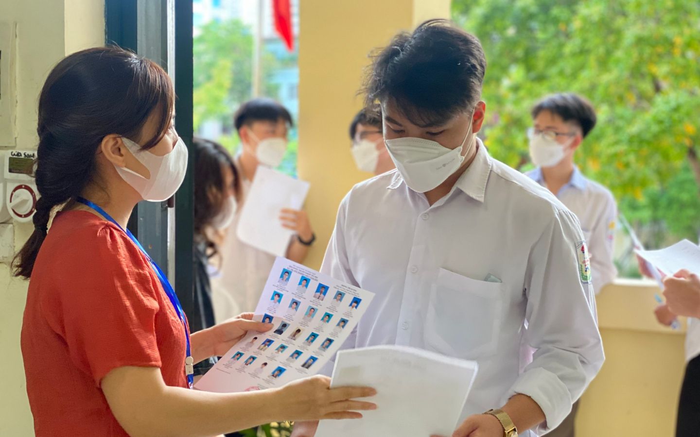 Giám thị điểm danh thí sinh vào phòng thi