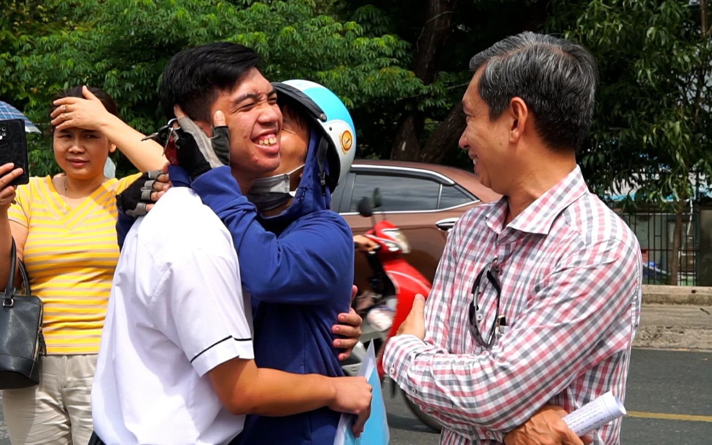 Sĩ tử và phụ huynh sau giờ thi