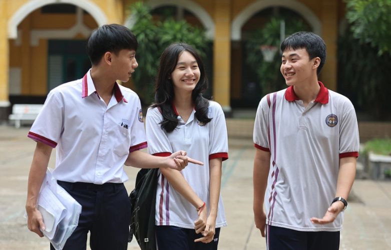 Đáp án môn Giáo dục kinh tế và pháp luật tốt nghiệp THPT 2025 1 Thí sinh đang thảo luận về bài thi