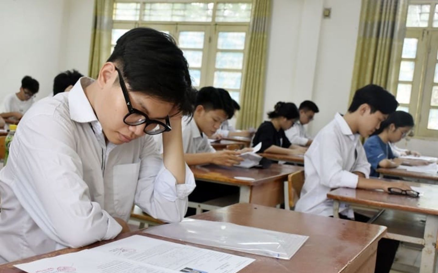 Các sĩ tử trong giờ làm bài thi